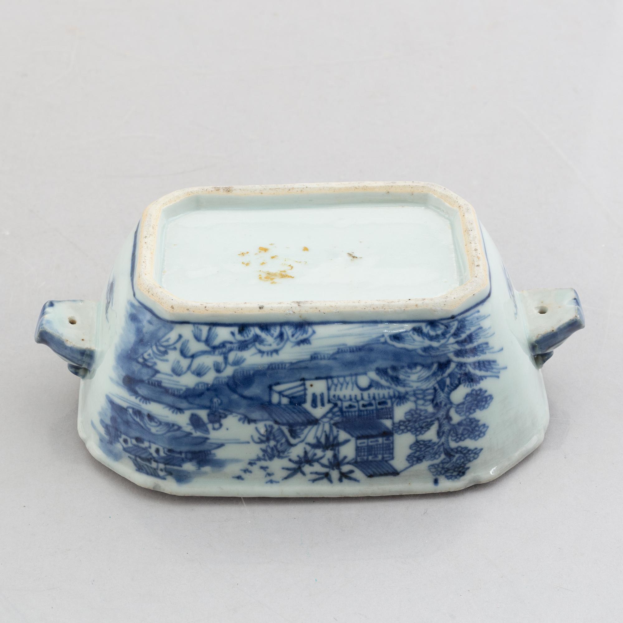 A blue and white export porcelain butter dish with cover with two serving dishes, China, Qianlong (1736-95).
