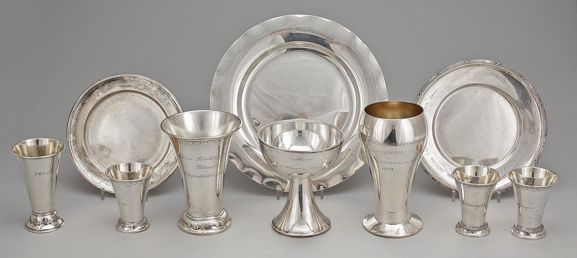 BÄGARE, 7st samt FAT, 3st, silver, bland annat C G Hallberg Stockholm 1907. Total vikt ca 1300g.