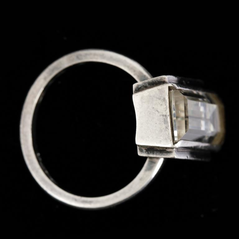 RING, silver och bergkristall, Wiwen Nilsson, Lund. Vikt ca 7 gram.