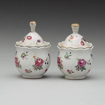 A pair of famille rose custard cups with covers, Qing dynasty, Qianlong (1736-95).
