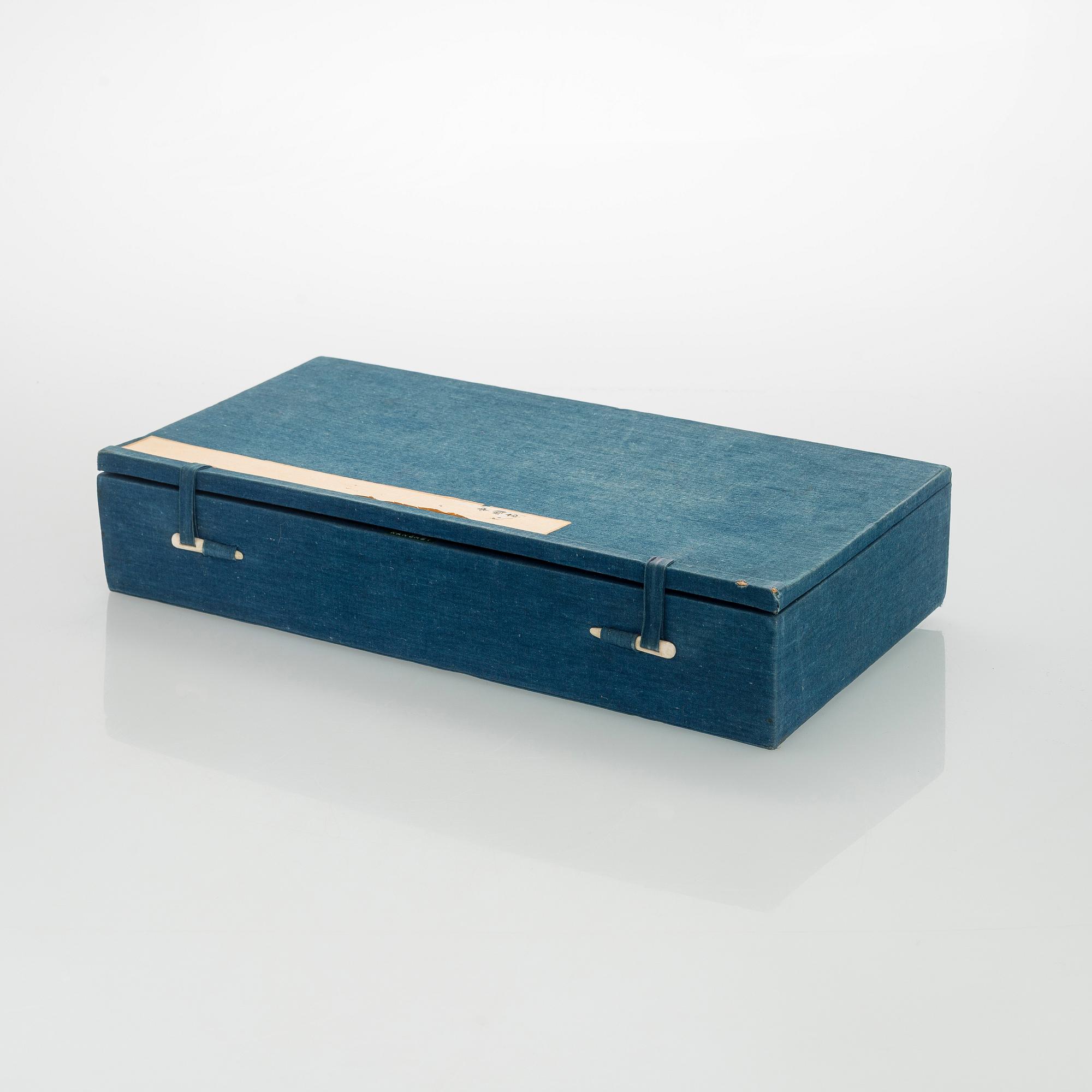 Two 18th-century Chinese porcelain dishes.