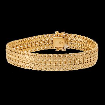 An  18K gold herringbone link bracelet.