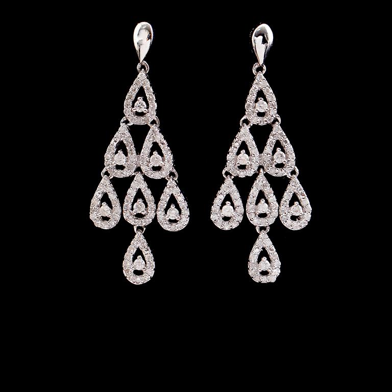 ÖRHÄNGEN, 1 par, 10 k vitguld, briljantslipade diamanter tot 0.75 ct.