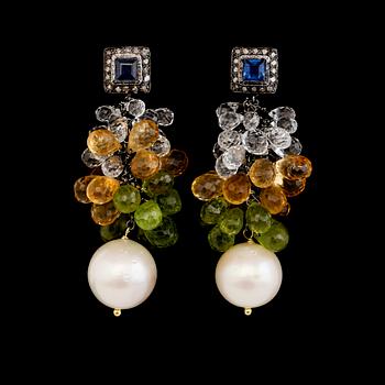 ÖRHÄNGEN, 1 par, 18K guld/silver, peridoter, citriner, vita safirer, diamanter och southsea pärlor.