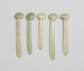 HÅRNÅLAR/RUYISTAVAR, fem stycken, nefrit. Qing dynastin.