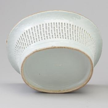 A famille rose porcelain chestnut basket with dish, Canton, Qing dynasty, 19th century.