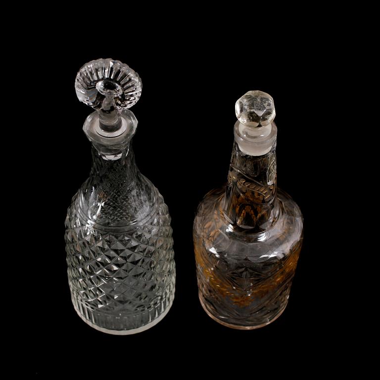 KARAFFER, 2 st, glas och silver, 1700-/1800-tal.