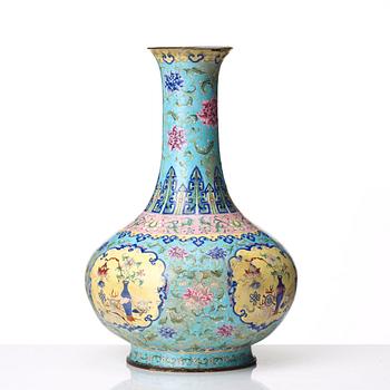 VAS, emalj på koppar. Qingdynastin, omkring år 1800.