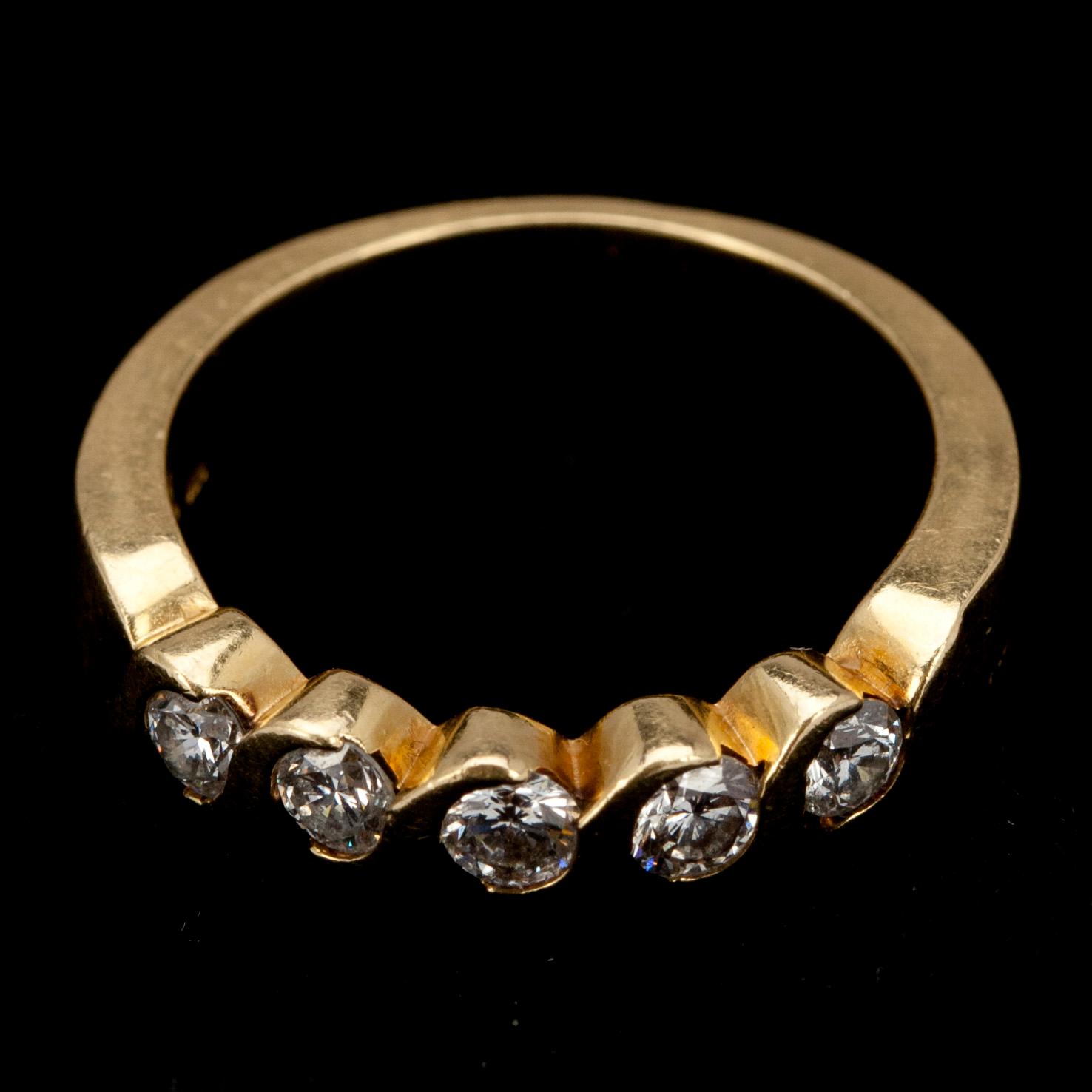RING, guld 18K och 5 st briljantslipade diamanter, tot. 0,35 ct. Finska stämplar. Vikt 6 g.