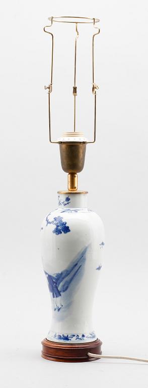 BORDSLAMPA, porslin, Kina, 1900-tal.