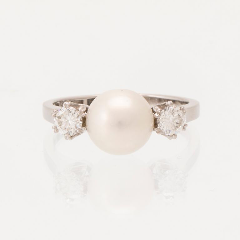 Ring 18K vitguld med odlad button pärla samt runda briljantslipade diamanter, G. Dahlgren & Co Malmö 1961.