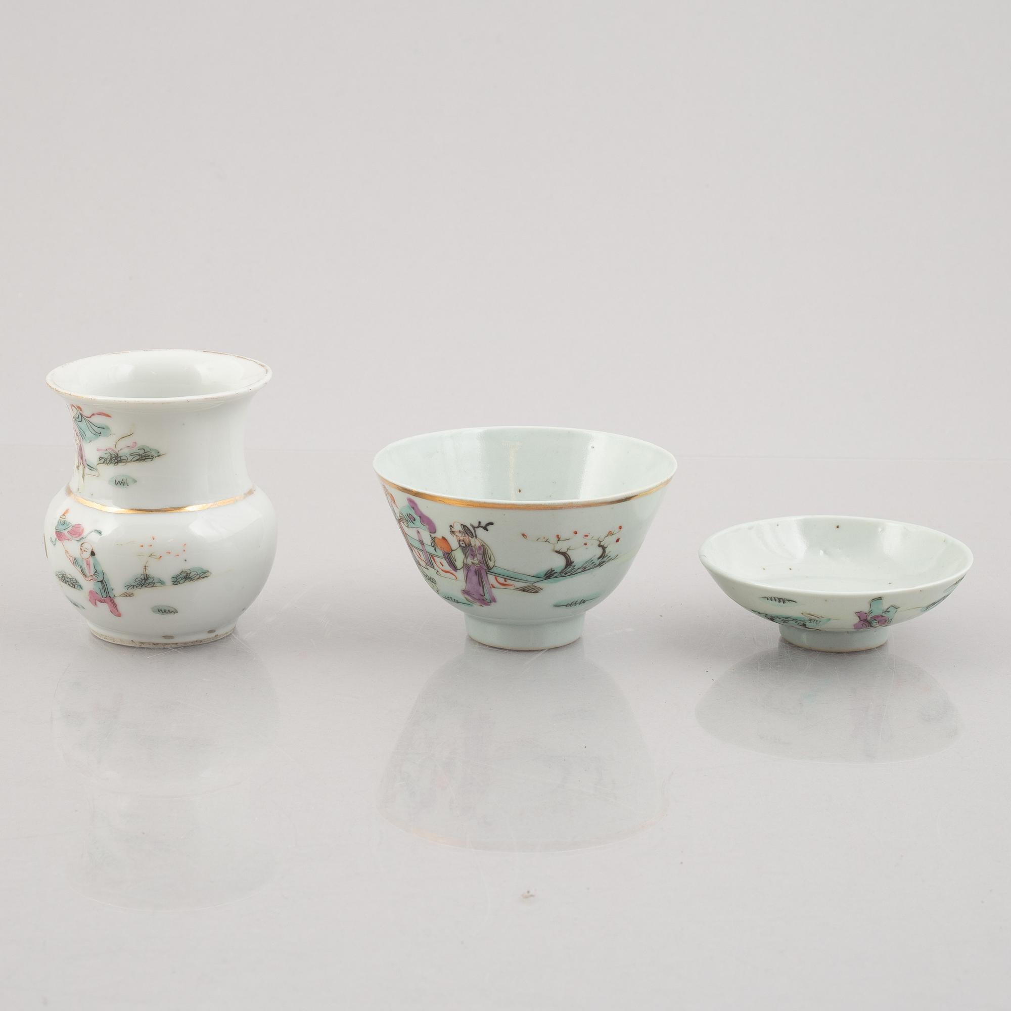 Vaser, tre stycken, tekanna och kopp med lock, porslin, Kina, Qingdynastin, 1800-/1900-tal.