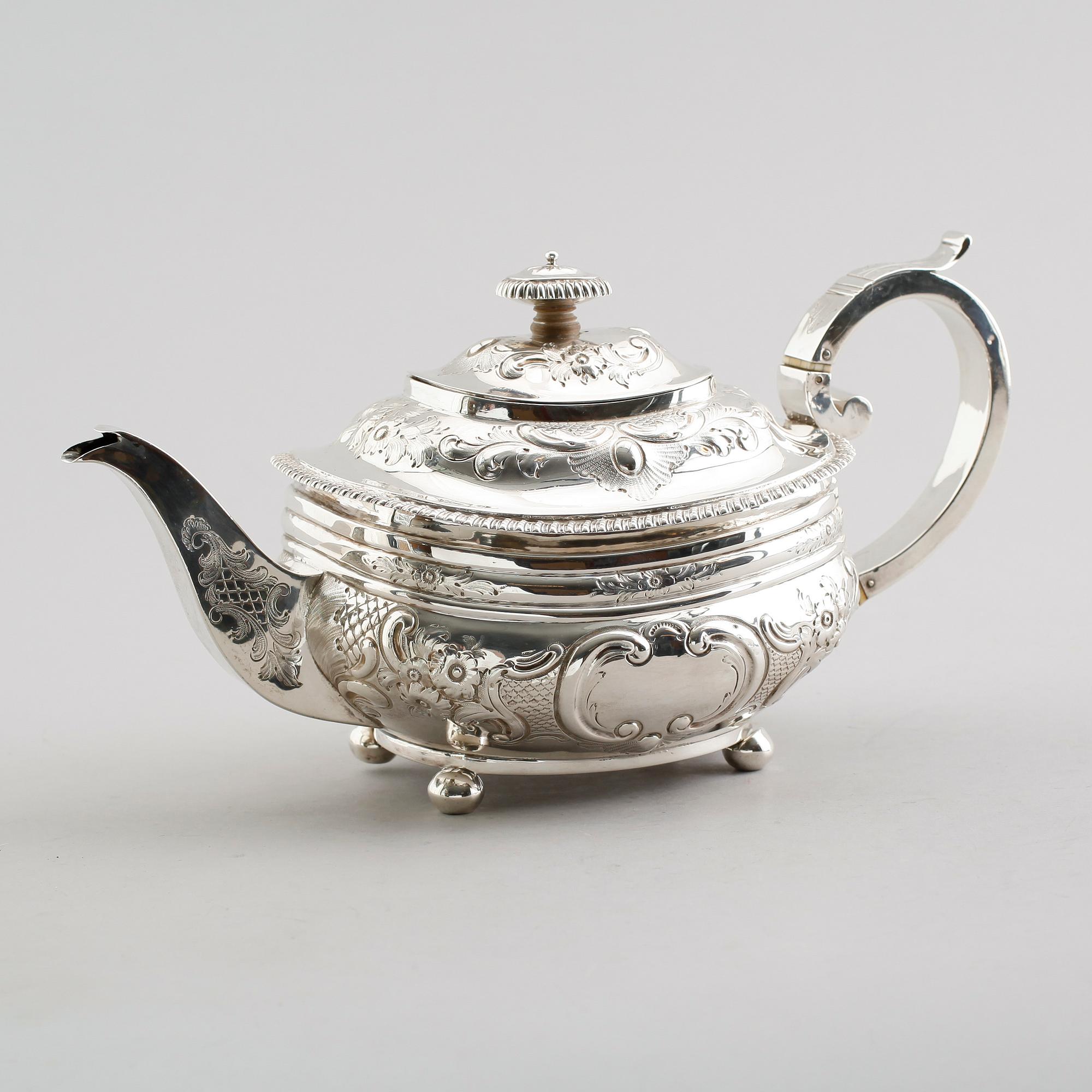 TEKANNA, silver, James Barber & William Whitwell, York 1815. Vikt ca 670 gram.