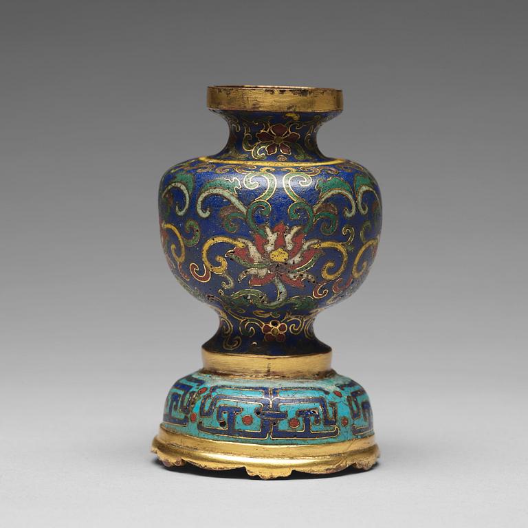 VAS, cloisonné. Qingdynastin, 1700-tal.