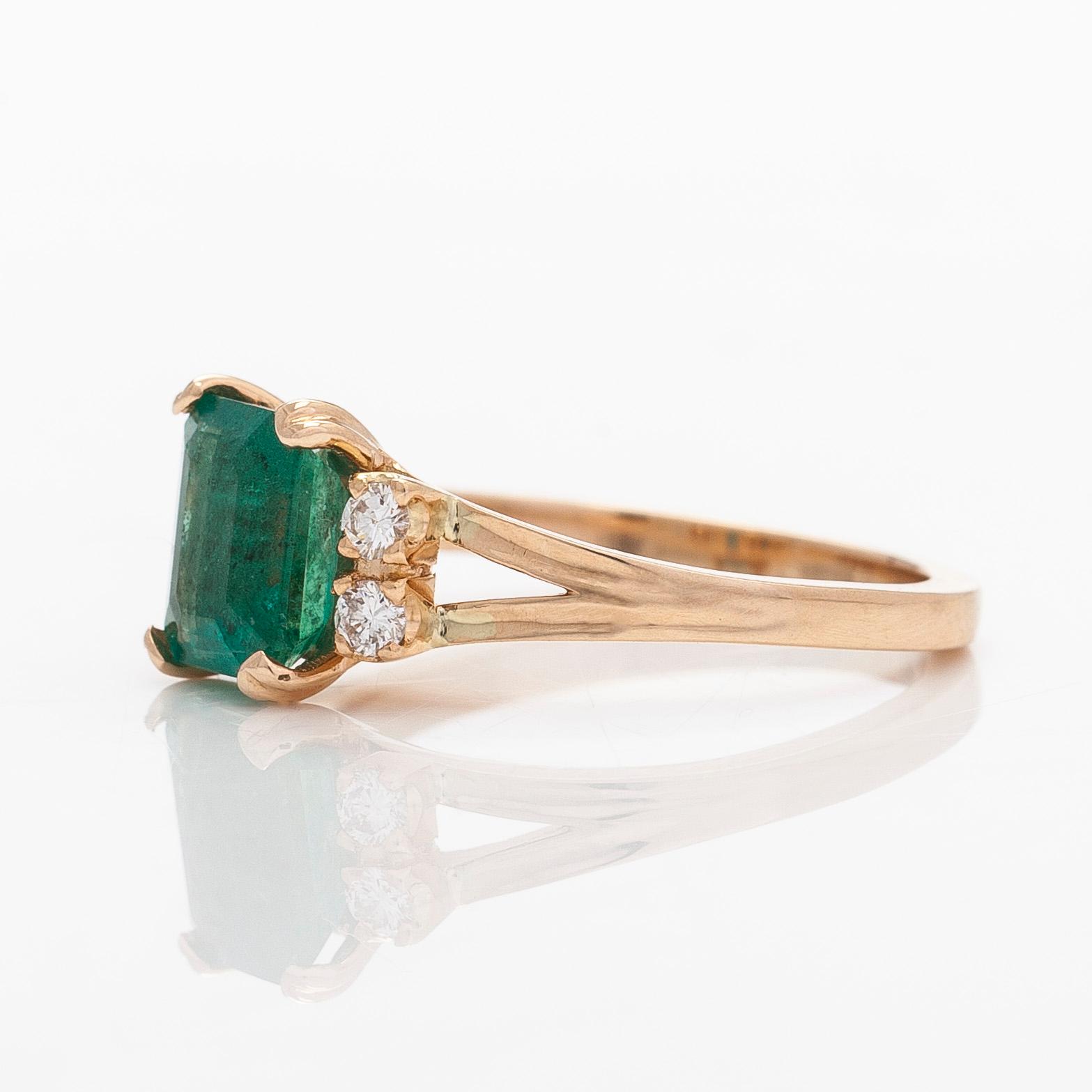 Ring, 14K guld, med smaragd och diamanter.