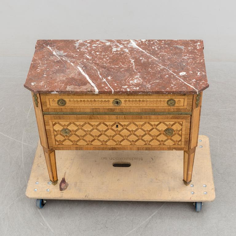 A CHEST OF DRAWERS, gustavian-style, first half of the 20th century.