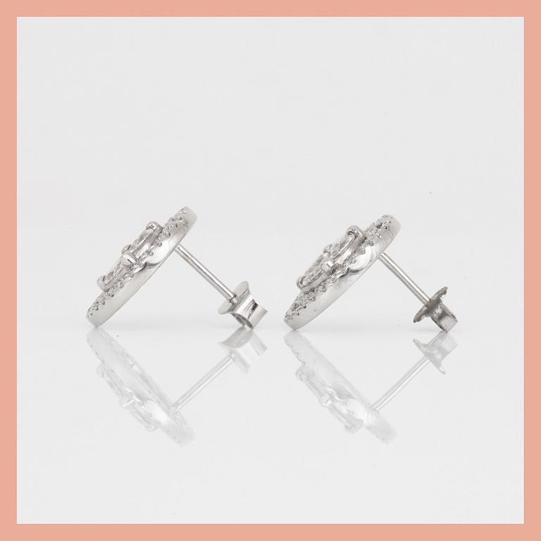 ÖRHÄNGEN, 18K vitguld med olika slipade diamanter, tot ca 1,00 ct. Total vikt ca 6,26 g.