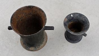 APOTEKSMORTLAR, 2 st, gjutjärn, 1800/1900-tal.