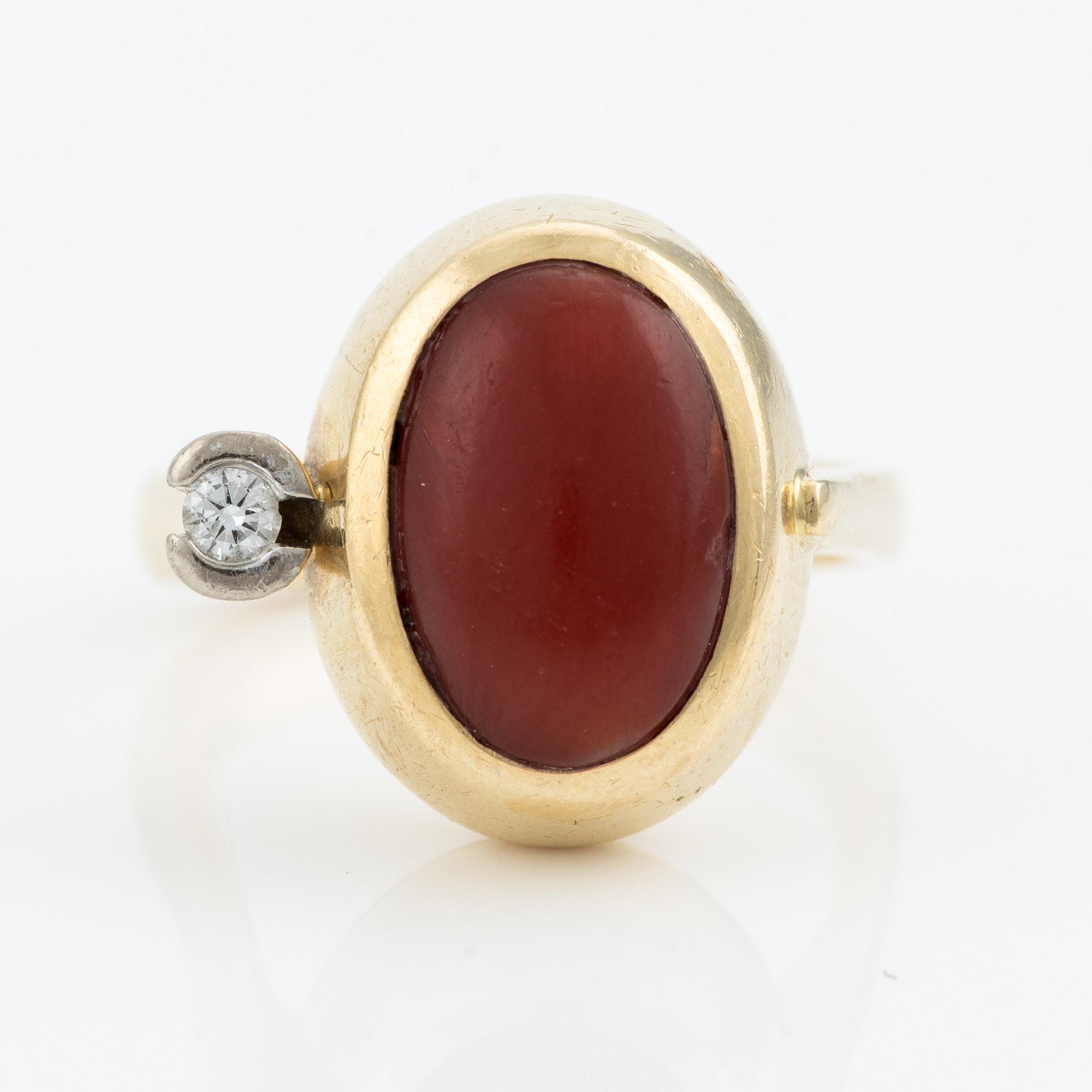 Ole Lynggaard, ring, 18K guld med korall samt briljantslipad diamant.