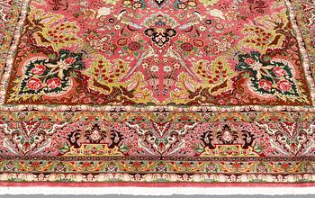 A figural Tabriz carpet, part silk, so-called 50 Radj, c. 290 x 200 cm.