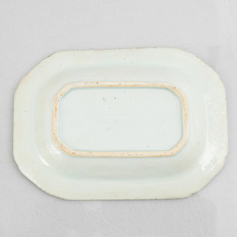 Stekfat, 2 st, samt smörterrin med lock och fat, kompaniporslin, Kina, Qianlong (1736-95).