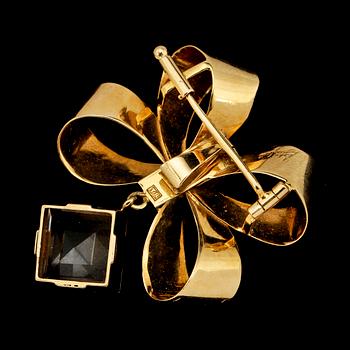 BROSCH samt ÖRHÄNGEN, 18k guld med fasettslipad bergkristall, Stigbert Stockholm, 1949. Tot vikt 10 g.