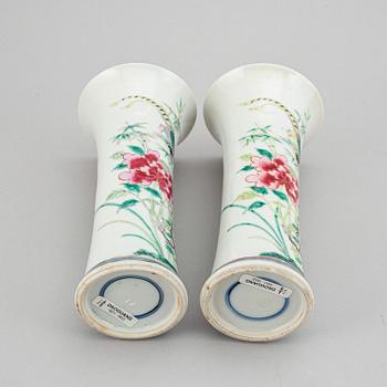 A pair of famille rose vases, Qing dynasty, 19th Century.