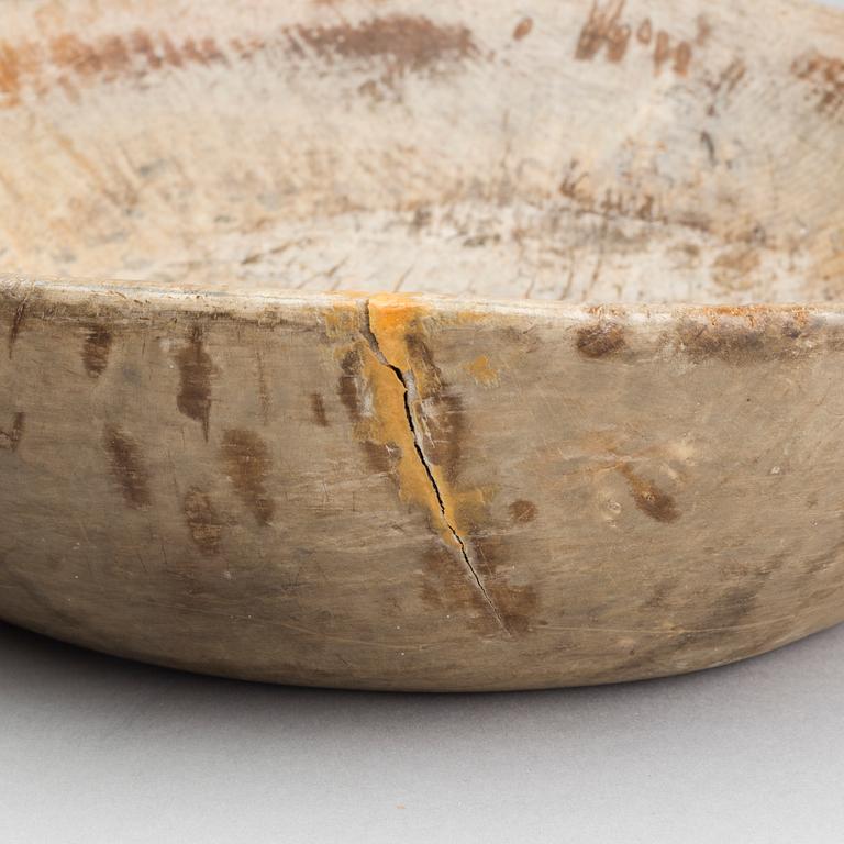 THREE WOODEN BOWLS 19TH CENTURY.