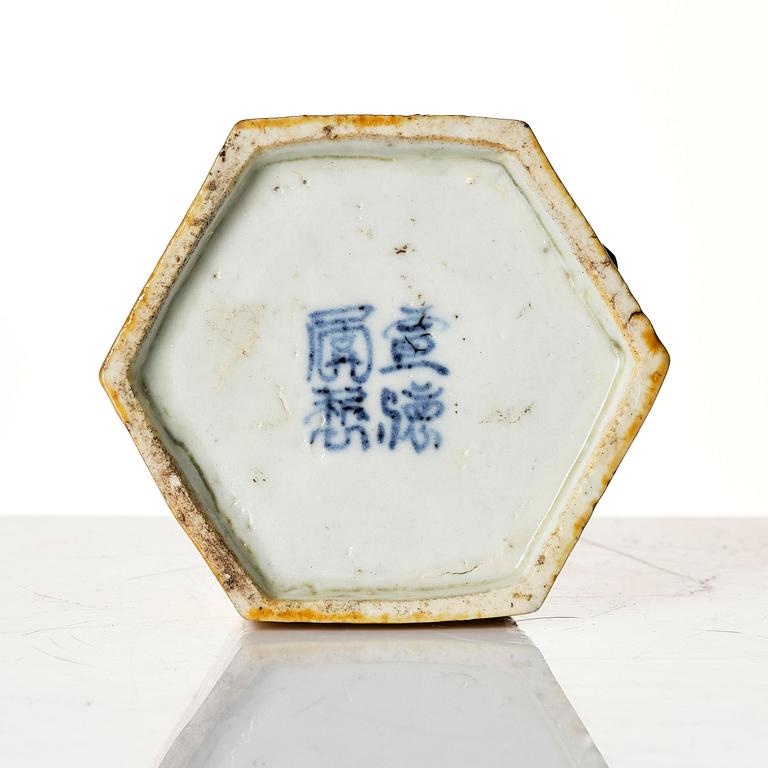 Penselbad, porslin. Qingdynastin, Kangxi (1662-1722).