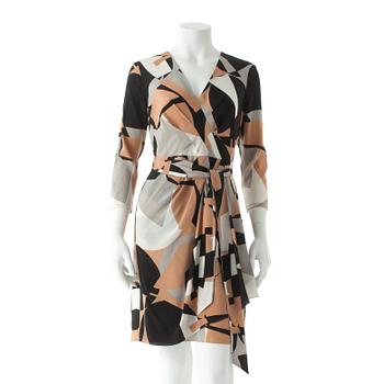 547. DONNA KARAN, a silk dress patterned i white, beige, grey and black.