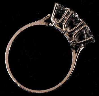 RING, vitguld med tre briljanter, ca 0,90-1,0 ct.