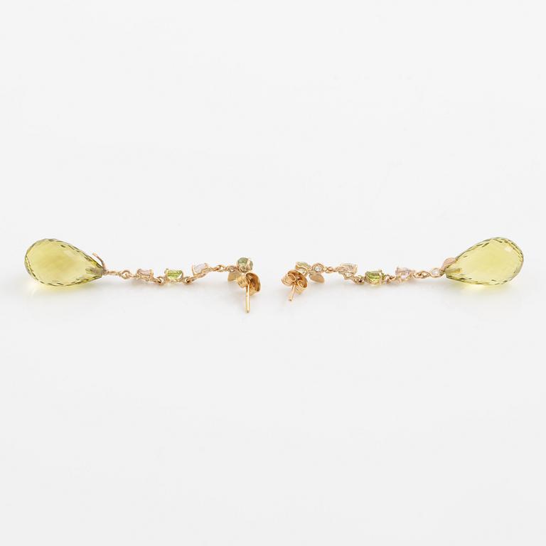 Örhängen, Mandelstam, 18K guld med briolettslipad limekvarts, peridot och briljantslipade diamanter.