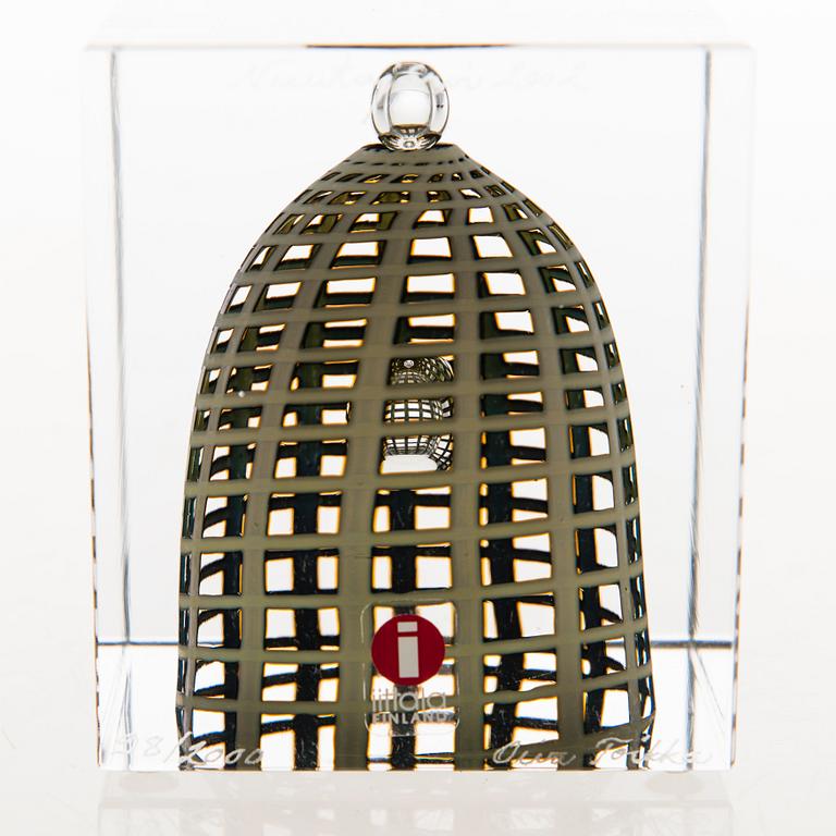 OIVA TOIKKA, AN ANNUAL CUBE, glass, signed Oiva Toikka Nuutajärvi 2002, numbered 98/2000.
