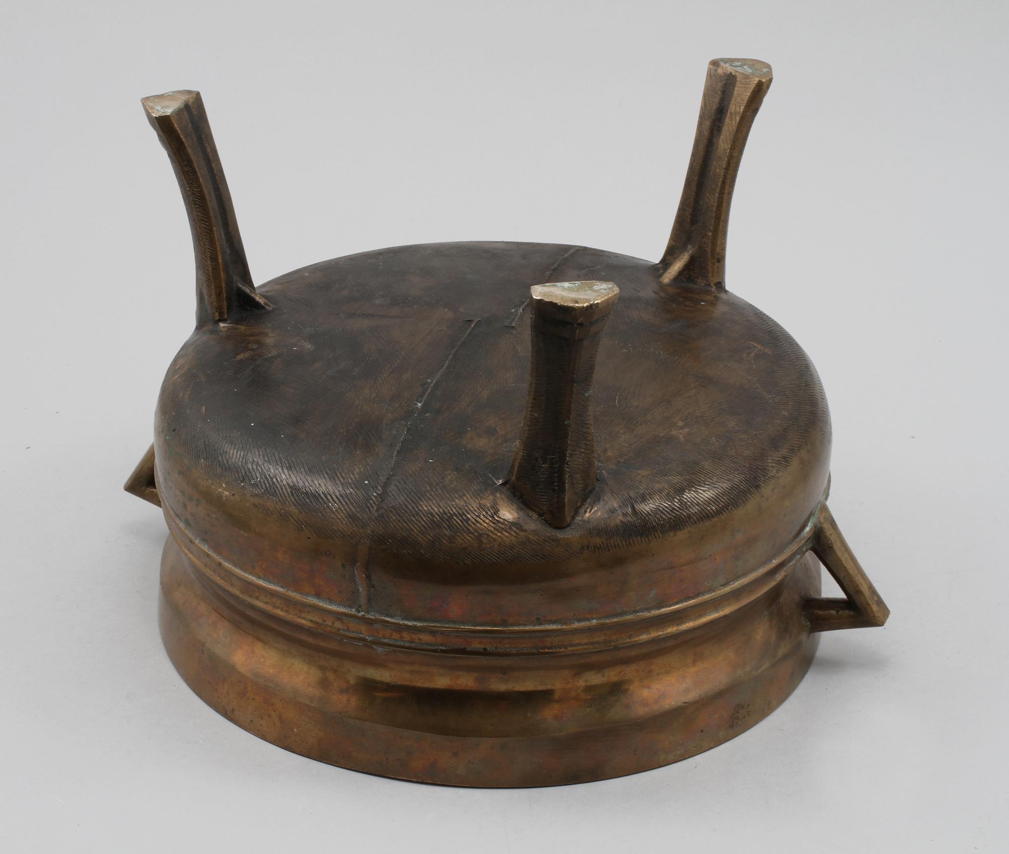 TRIPOD, mässing, daterad 1700.