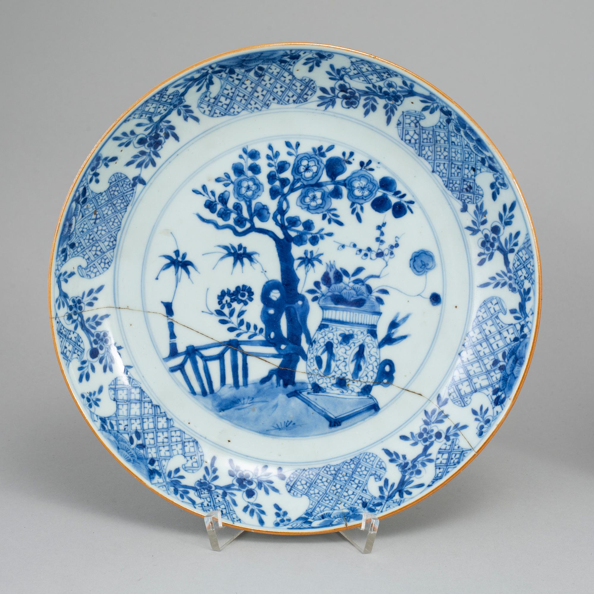 SKÅLFAT, tre stycken, kompaniporslin. Qingdynastin, Qinalong (1736-95).