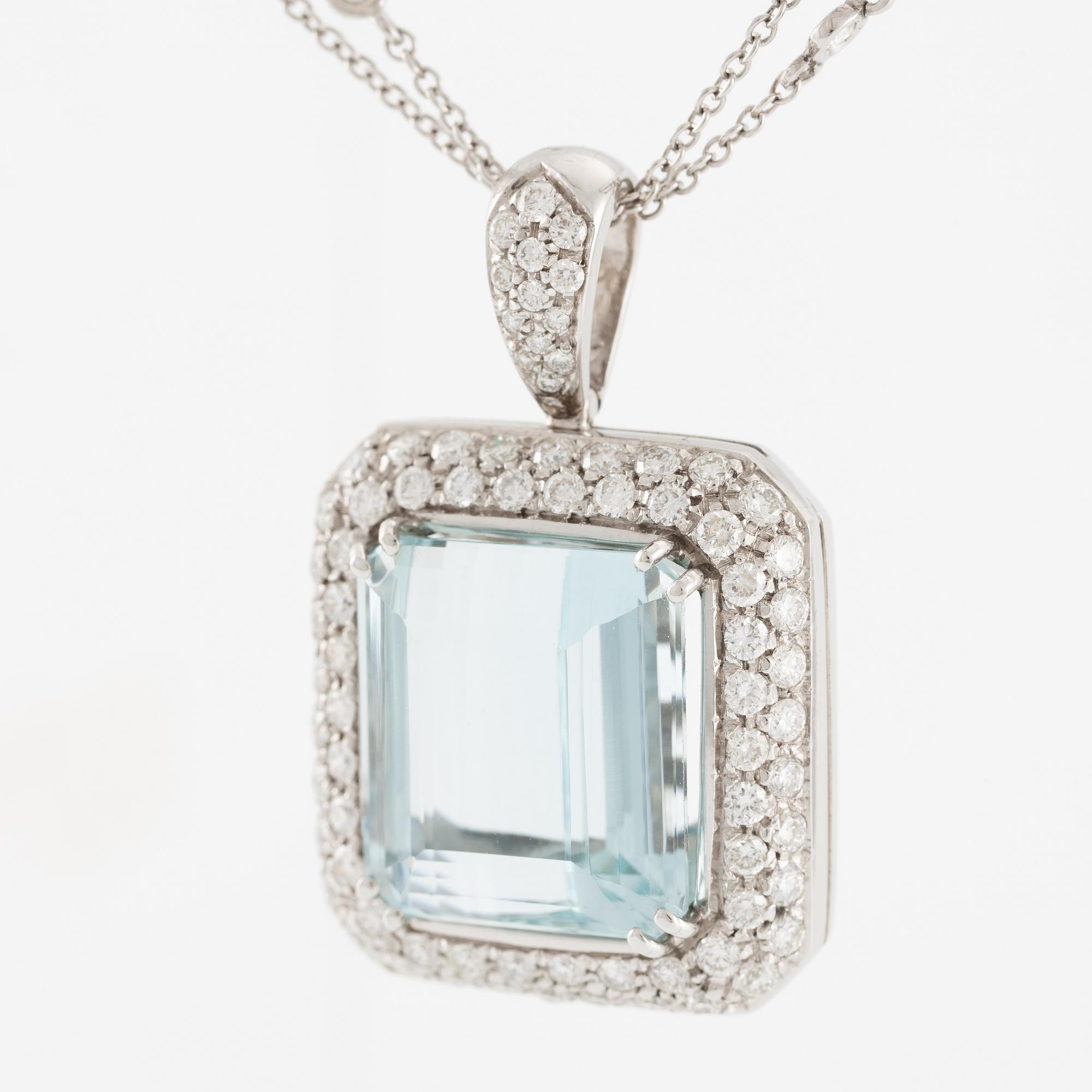 Hänge med kedja 18K vitguld med en trappslipad akvamarin och runda briljantslipade diamanter.