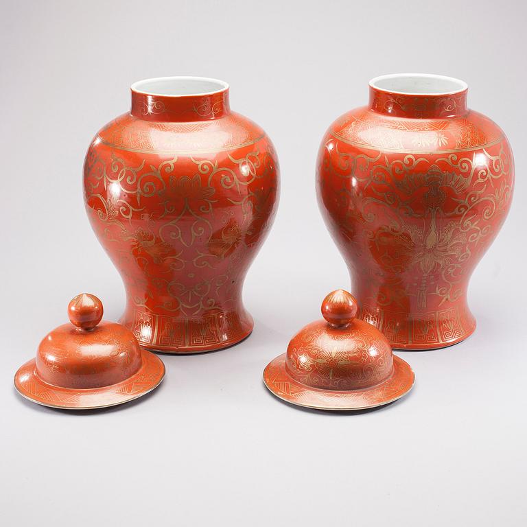 GOLVURNOR, ett par, porslin, Kina sekelskiftet 1800/1900.