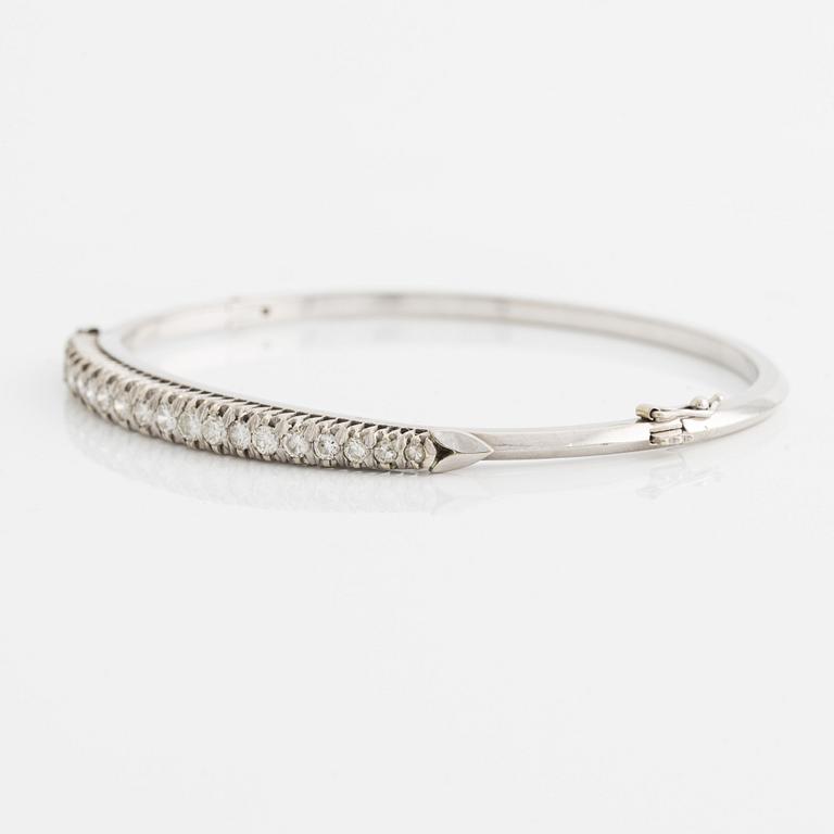 A bangle in 18K gold set with round brilliant-cut diamonds.