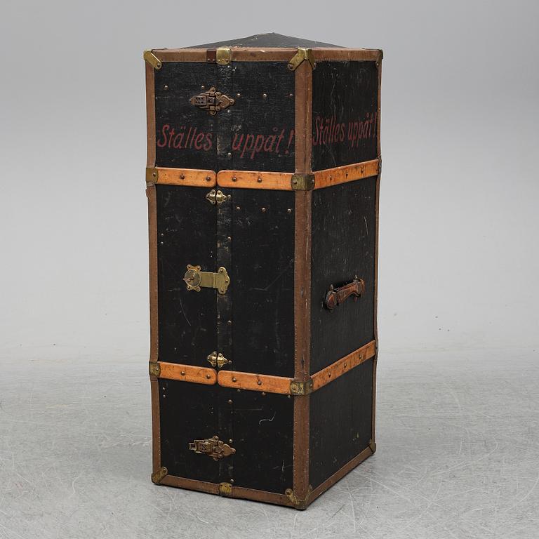 A trunk from the early 1900's.