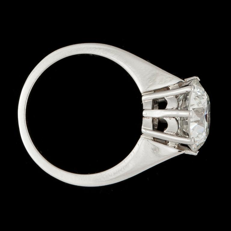 A solitaire diamond 4.03 cts ring. Quality according certificate I/VS1.