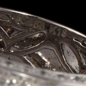 RING, 18k vitguld med 140 briljantslipade diamanter, totalt 1.86 ct. Vikt 10 g.