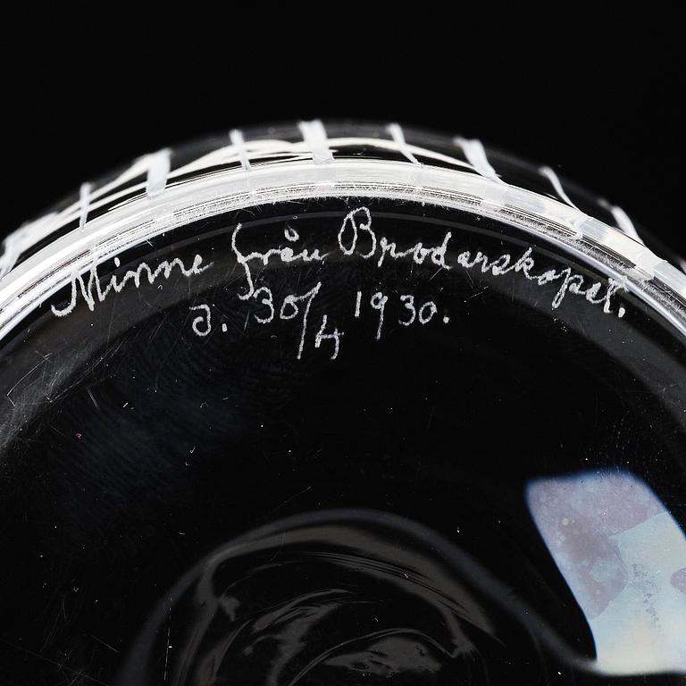 Edward Hald, an engraved lidded "Apburen" jar, Orrefors 1930.