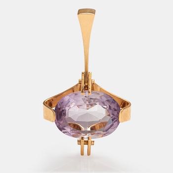 Elis Kauppi, An 18K gold pendant with an amethyst. Kupittaan kulta, Turku 1959.