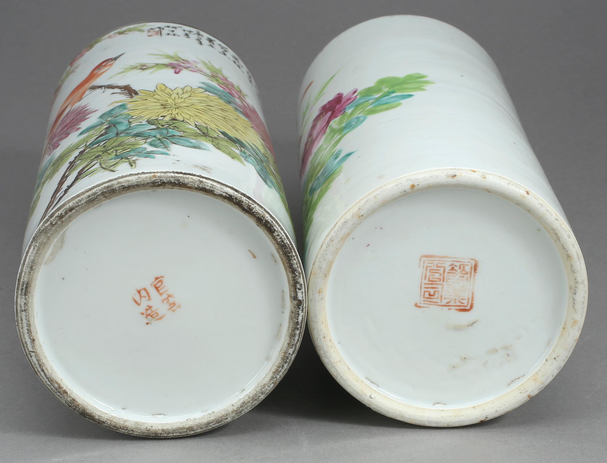 PENSELVASER, 2 st, porslin, Kina, 1900-talets första hälft.