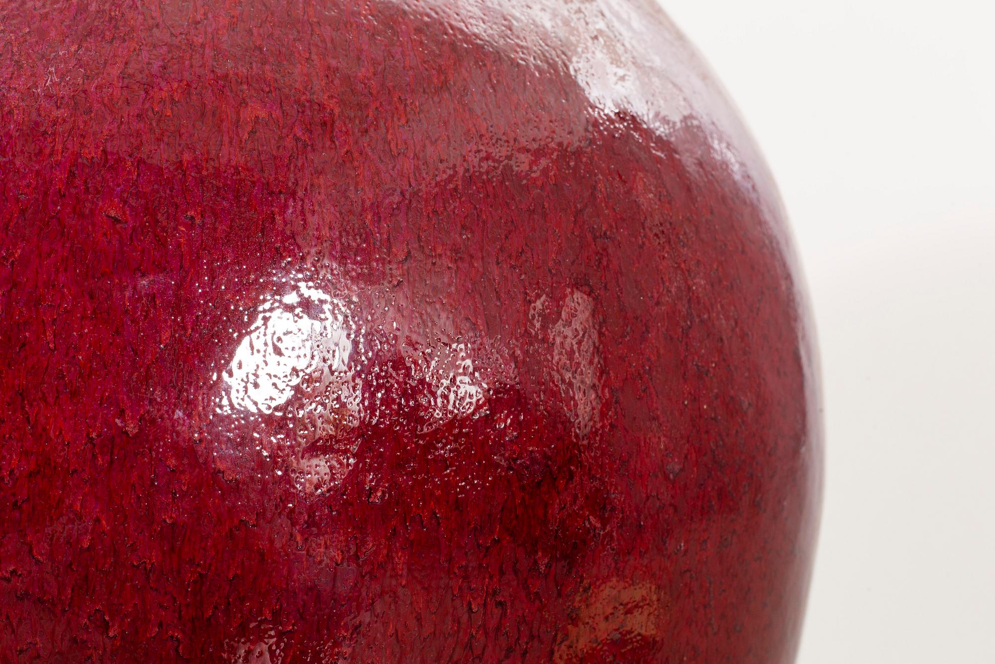 ULLA & GUSTAV KRAITZ, a glazed stoneware sculpture of an apple, Fogdarp, Förslöv, Sweden 2005.