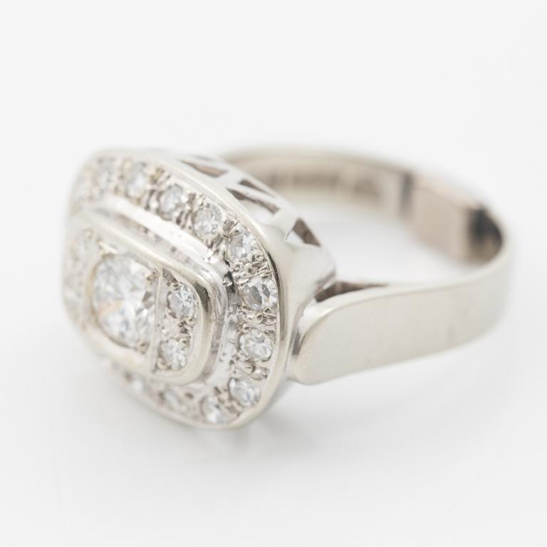 Oval-shaped 18K white gold ring with a brilliant-cut diamond and octagonal-cut diamonds.
