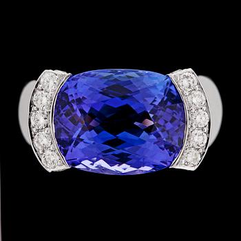 987. RING, fantasislipad tanzanit, 10.33 ct med briljantslipade diamanter, tot. 1.09 ct.