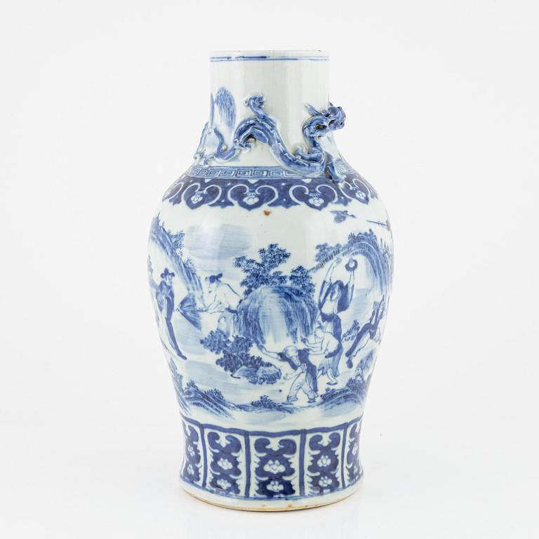 A blue and white porcleain vase, late Qing dynasty/20th century.