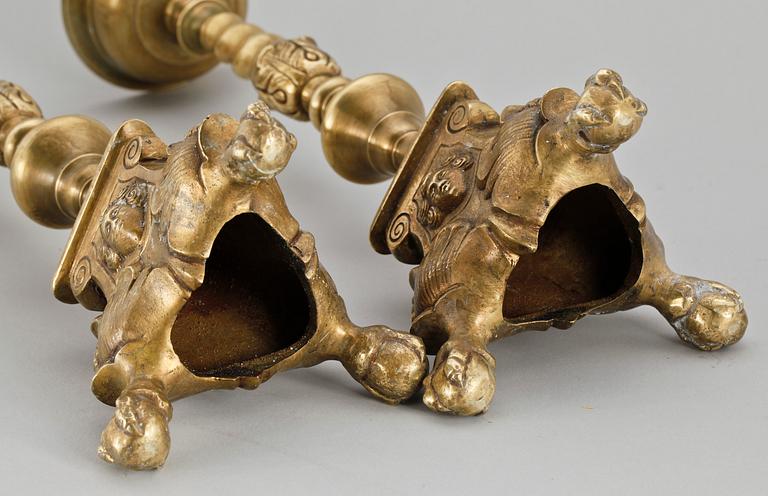 LJUSSTAKAR, ett par, mässing. Barockstil, 1900-tal.