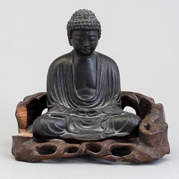 A Japanese bronze buddha, early 20th century.
